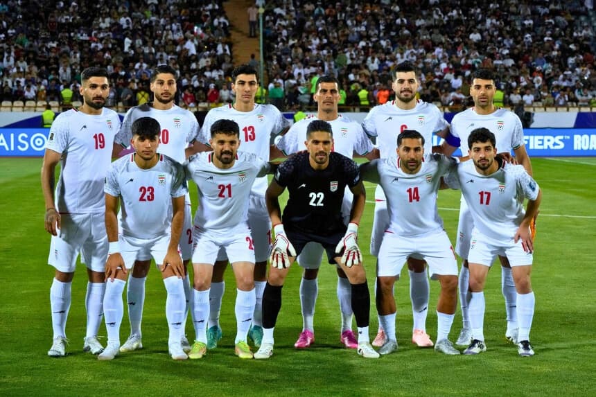 Los jugadores de Irán posan para una foto de equipo antes de un partido de clasificación de la fase de grupos asiática contra Corea del Norte para el Mundial de 2026, celebrado en el estadio Azadi de Teherán, Irán, el 10 de junio de 2025. (Vahid Salemi/AP Photo).