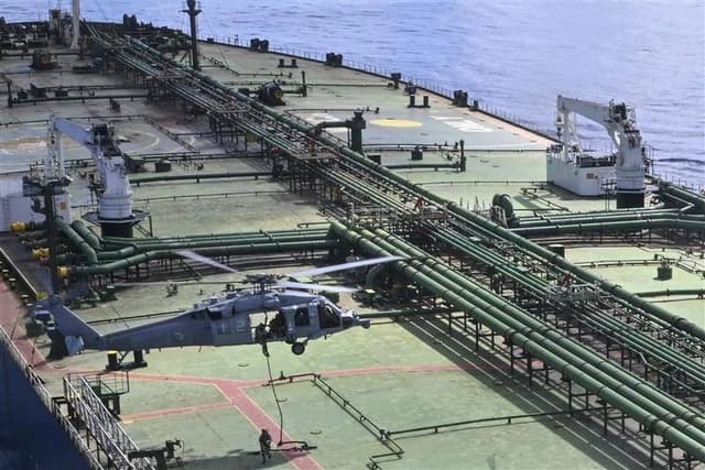 Las fuerzas estadounidenses abordan un petrolero vinculado a Irán y sujeto a sanciones en el océano Índico el 23 de abril de 2026. (DOW)
