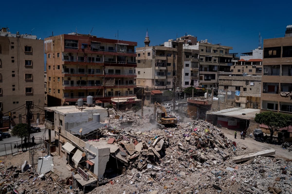 Las secuelas de un ataque aéreo israelí en el que murieron 30 personas en Tiro, Líbano, el 23 de abril de 2026. (Adri Salido/Getty Images)