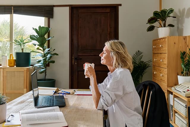 Pequeños rituales diarios pueden reducir la ansiedad al brindarle al cerebro momentos predecibles de calma. (Caterina Trimarchi/Shutterstock).