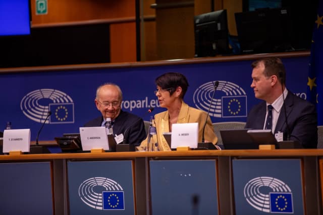 El Dr. Trevor Stammers (izquierda), la eurodiputada Christine Anderson (centro) y el Dr. Andreas Weber (derecha) en el Parlamento Europeo en Bruselas el 21 de abril para la conferencia "Ética de los trasplantes: de la donación de órganos al turismo de trasplantes".
 (Fabian Wiesinger/Cortesía de ESN)