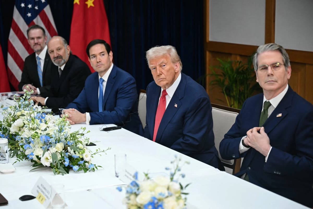 (De izquierda a derecha) El representante comercial de Estados Unidos, Jamieson Greer, el secretario de Comercio, Howard Lutnick, el secretario de Estado, Marco Rubio, el presidente Donald Trump y el secretario del Tesoro, Scott Bessent, en conversaciones con el líder chino Xi Jinping en la base aérea de Gimhae en Busan, Corea del Sur, el 30 de octubre de 2025. (Andrew Caballero-Reynolds/AFP/Getty Images)