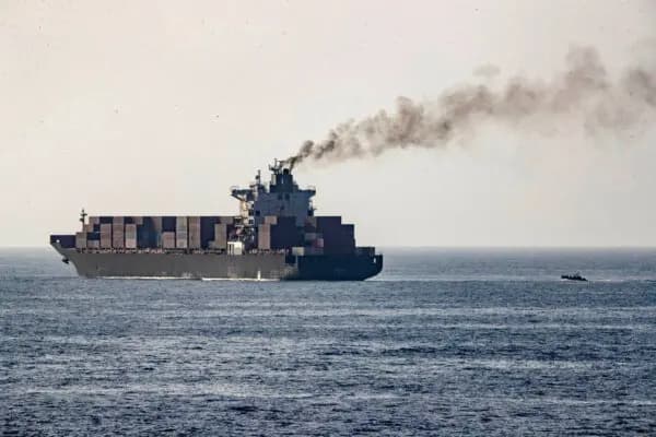 Las fuerzas estadounidenses patrullan cerca del buque de carga de bandera iraní M/V Touska tras haber sido abordado y confiscado por las fuerzas estadounidenses, en el mar Arábigo, según se indica en esta imagen de archivo difundida el 20 de abril de 2026. (Mando Central de EE. UU. a través de X/Imagen de archivo vía Reuters).