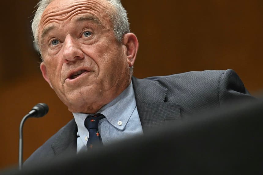 El secretario de Salud y Servicios Humanos de EE. UU., Robert F. Kennedy Jr., testifica durante una audiencia de la Comisión del Senado sobre Salud, Educación, Trabajo y Pensiones sobre las "estimaciones presupuestarias propuestas para el año fiscal 2027 del Departamento de Salud y Servicios Humanos" en el Capitolio, en Washington, D.C., el 22 de abril de 2026. (SAUL LOEB / AFP vía Getty Images)
