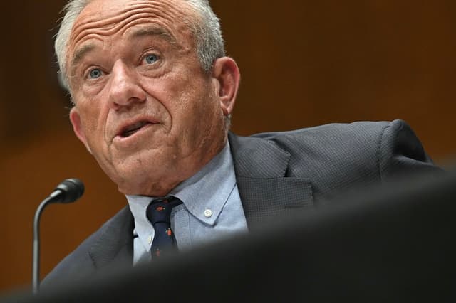 Gobierno de Trump busca pausar demanda que impugna las recomendaciones de vacunas