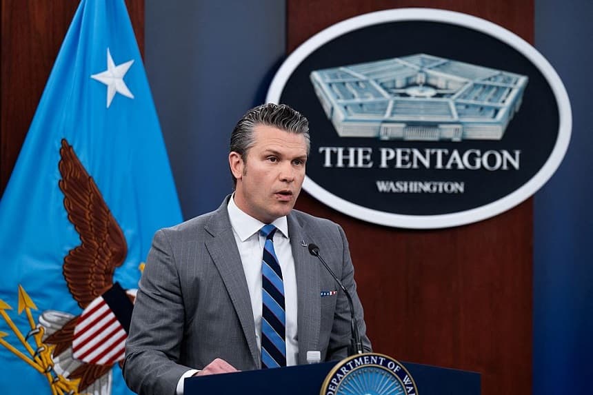 El secretario de Defensa de EE. UU., Pete Hegseth, interviene en una rueda de prensa celebrada en el Pentágono, en Washington D. C., el 24 de abril de 2026. (Annabelle GORDON / AFP vía Getty Images)