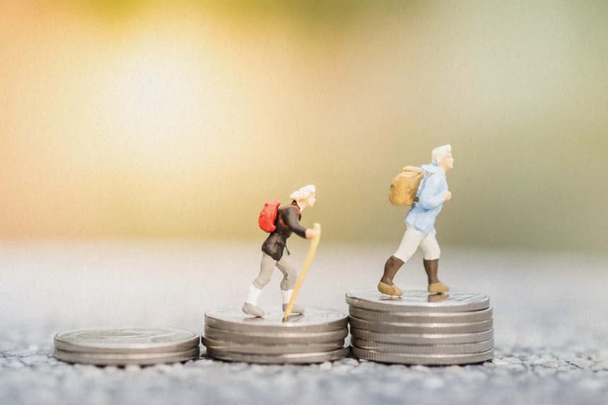 Figuras a escala ascendiendo por monedas y representado el crecimiento financiero. (Montri Thipsorn/Shutterstock)