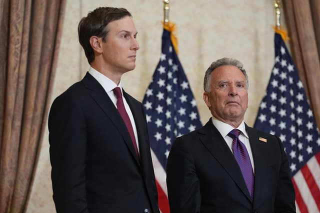 Jared Kushner, a la izquierda, y Steve Witkoff, enviado especial para misiones de paz, escuchan al vicepresidente JD Vance mientras habla durante una rueda de prensa tras reunirse con representantes de Pakistán e Irán, el 12 de abril de 2026 en Islamabad, Pakistán. (Jacquelyn Martin - Pool/Getty Images)
