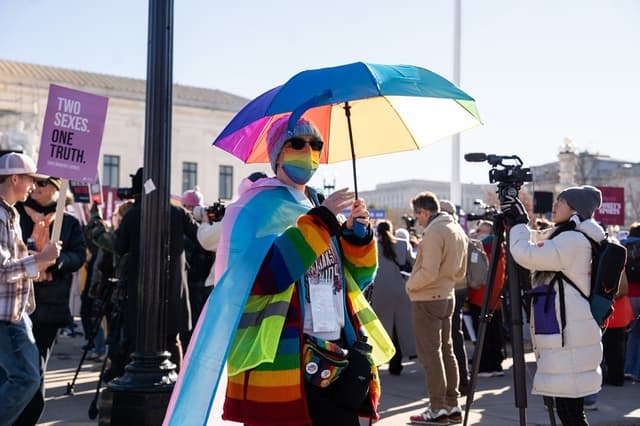 Varias personas participan en una manifestación frente a la Corte Suprema de Estados Unidos mientras los jueces escuchan los argumentos en dos casos en los que los estados han prohibido a los hombres participar en deportes exclusivos para mujeres, en Washington, el 13 de enero de 2025. (Madalina Kilroy/The Epoch Times)
