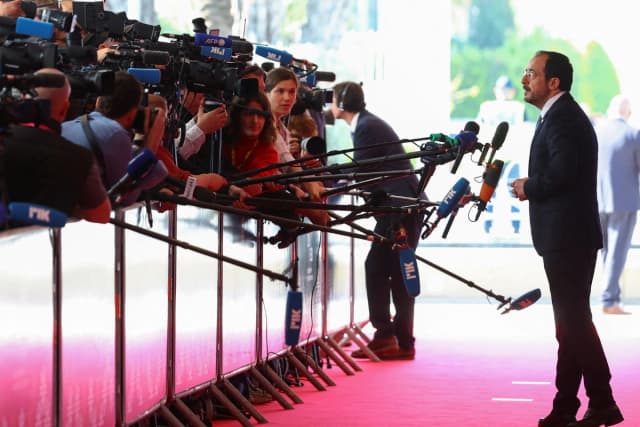 El presidente de Chipre, Nikos Christodoulides, se dirige a los medios de comunicación el día de una cumbre de líderes de la Unión Europea y socios regionales en Nicosia, Chipre, el 24 de abril de 2026. (Yves Herman /Reuters)