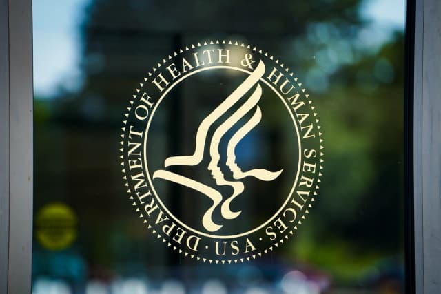 El sello del Departamento de Salud y Servicios Humanos de EE. UU. sobre una superficie de cristal. (Madalina Vasiliu/The Epoch Times)