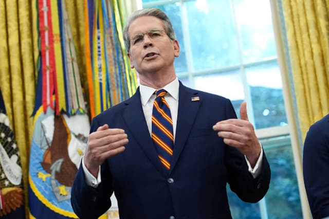 El secretario del Tesoro de EE. UU., Scott Bessent (C), habla mientras el presidente Donald Trump anuncia planes para la cumbre del G20 de 2026 en Miami, durante una rueda de prensa en la Casa Blanca el 5 de septiembre de 2025 en Washington. (Foto de Kevin Dietsch/Getty Images).