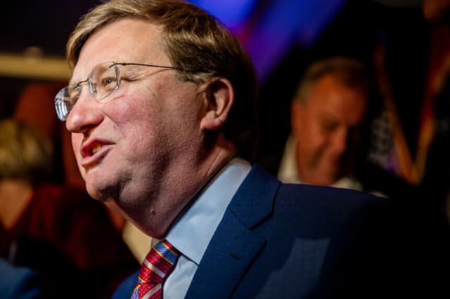 El gobernador de Misisipi, Tate Reeves, habla con los medios durante una velada electoral en el Refuge Hotel & Conference Center el 7 de noviembre de 2023 en Flowood. Reeves fue reelegido frente al demócrata Brandon Presley. (Brandon Bell/Getty Images).