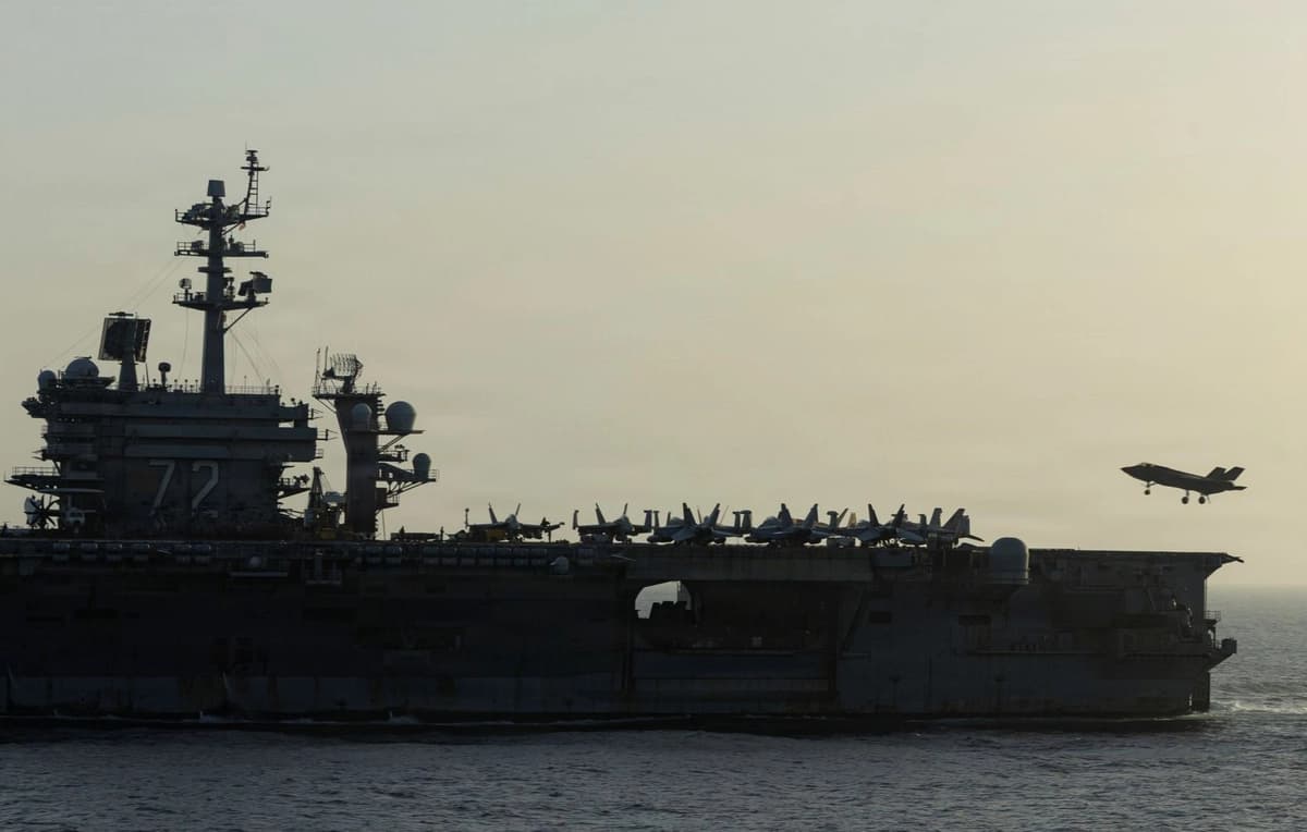 El USS Abraham Lincoln lleva a cabo operaciones de bloqueo estadounidenses relacionadas con el estrecho de Ormuz en el mar Arábigo el 16 de abril de 2026. La flota aérea embarcada en el buque incluye ocho cazas furtivos F-35C, aviones de combate F/A-18, aviones de ataque electrónico EA-18G, aviones de mando y control E-2D, helicópteros MH-60 y CMV-22B Ospreys para apoyo logístico. (Marina de los EE. UU. vía Getty Images)
