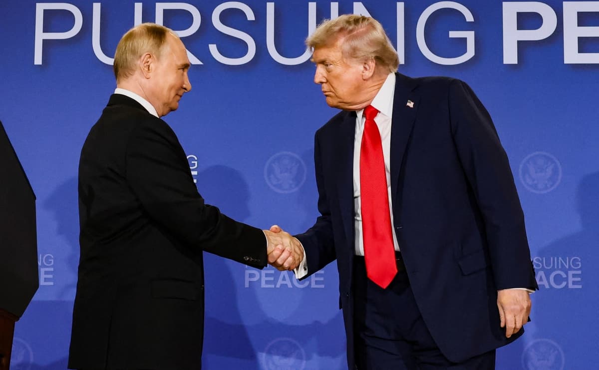 El presidente Donald Trump y el presidente ruso Vladimir Putin en una conferencia de prensa tras su reunión para negociar el fin de la guerra en Ucrania, en la Base Conjunta Elmendorf-Richardson en Anchorage, Alaska, el 15 de agosto de 2025. (Kevin Lamarque/Reuters)
