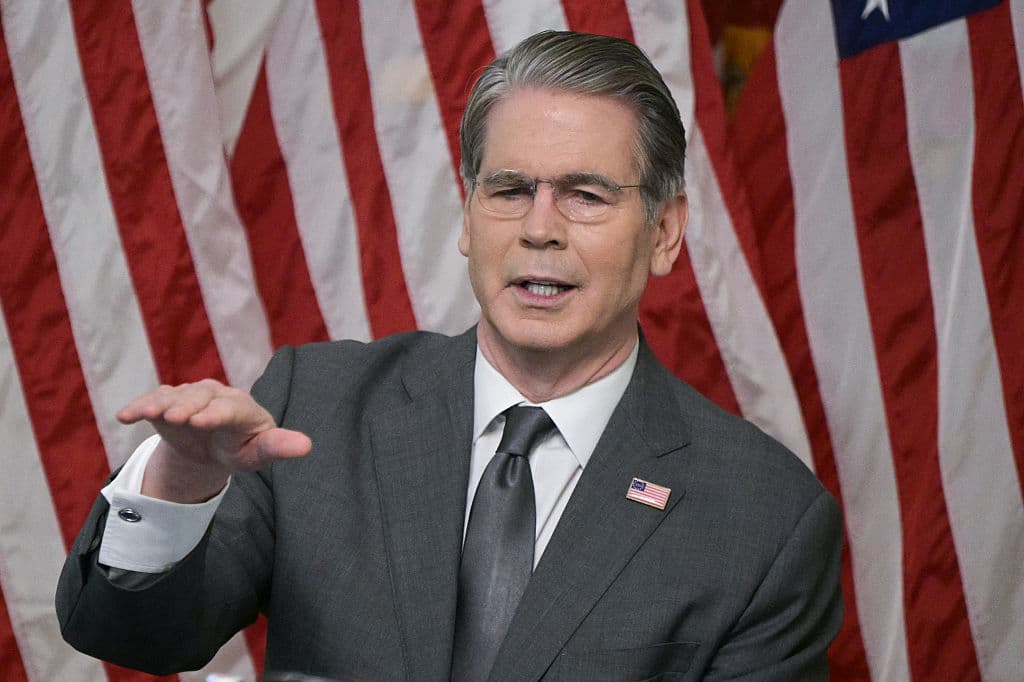 El secretario del Tesoro de Estados Unidos, Scott Bessent, interviene durante una mesa redonda con periodistas tras su participación en un evento del Instituto de Finanzas Internacionales sobre el sector financiero global, el 14 de abril de 2026, en Washington, D.C. (Foto de Oliver Contreras / AFP vía Getty Images).