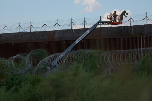 Estados Unidos Ingenieros de combate del ejército colocan alambre de púas en el muro fronterizo entre Estados Unidos y México para reforzar la seguridad en El Paso, Texas, visto desde Ciudad Juárez, México, el 24 de julio de 2025. (José Luis González/Reuters)