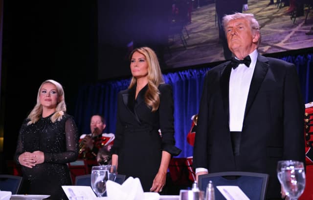 (De izquierda a derecha) La secretaria de prensa de la Casa Blanca, Karoline Leavitt, la primera dama Melania Trump y el presidente Donald Trump presiden la cena de corresponsales de la Casa Blanca en el hotel Washington Hilton en Washington el 25 de abril de 2026. (Mandel Ngan/AFP)