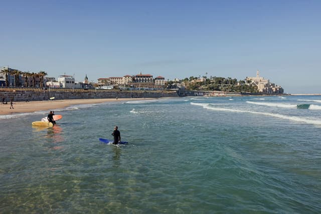 Civiles israelíes disfrutan de un día de playa durante un alto el fuego temporal en el conflicto entre Irán, Estados Unidos e Israel, en Tel Aviv, Israel, el 22 de abril de 2026. (Simon Beni/Middle East Images/AFP vía Getty Images)