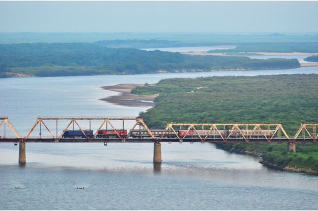 Un tren internacional de pasajeros viaja por el Puente de la Amistad Corea–Rusia (Puente Ferroviario del Río Tumen), saliendo de Corea del Norte y entrando en Rusia, el 15 de julio de 2014. (Creative Commons)
