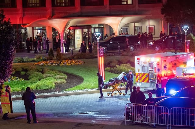 Unidades del cuerpo de bomberos y de los servicios de emergencia de Washington llegan al hotel Washington Hilton, donde se produjeron disparos cerca de la cena de corresponsales de la Casa Blanca, a la que asistió el presidente Donald Trump, en Washington, D.C., el 25 de abril de 2026. (Andrew Leyden/Getty Images)