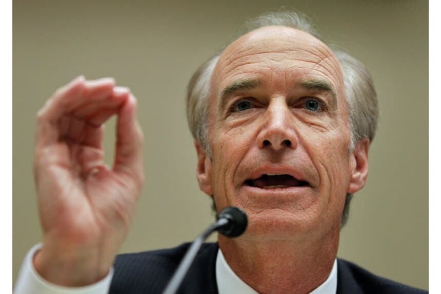 El ex secretario del Interior Dirk Kempthorne testifica durante una audiencia conjunta de los subcomités de Supervisión e Investigaciones de la Cámara de Representantes y de Energía y Medio Ambiente, sobre el papel del Departamento del Interior en el desastre de Deepwater Horizon, en el Capitolio en Washington el 20 de julio de 2010. (Manuel Balce Ceneta/Foto AP)