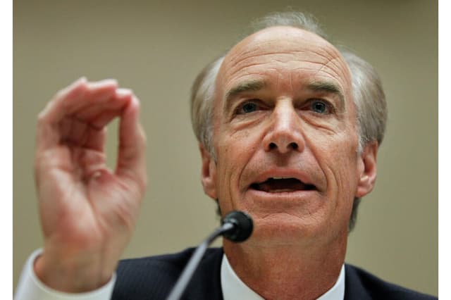 El ex secretario del Interior Dirk Kempthorne testifica durante una audiencia conjunta de los subcomités de Supervisión e Investigaciones de la Cámara de Representantes y de Energía y Medio Ambiente, sobre el papel del Departamento del Interior en el desastre de Deepwater Horizon, en el Capitolio en Washington el 20 de julio de 2010. (Manuel Balce Ceneta/Foto AP)