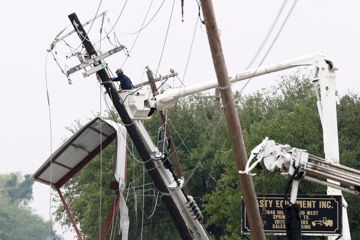 Un operario trabaja en la reparación de un poste eléctrico dañado tras las fuertes tormentas que azotaron la zona el domingo 26 de abril de 2026 en Springtown, Texas. (Elías Valverde II/The Dallas Morning News vía AP)