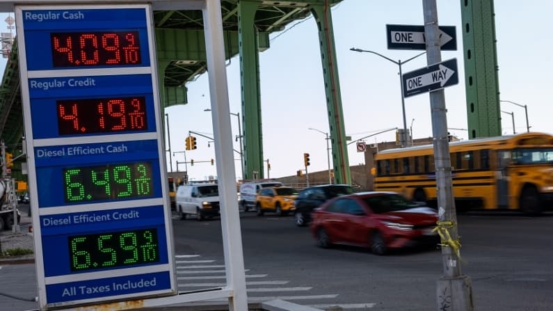Suben precios del petróleo por estancamiento con Irán y temor a escasez