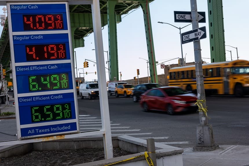 Los precios de la gasolina se muestran en una gasolinera de Brooklyn el 21 de abril de 2026 en la ciudad de Nueva York. (Spencer Platt/Getty Images)