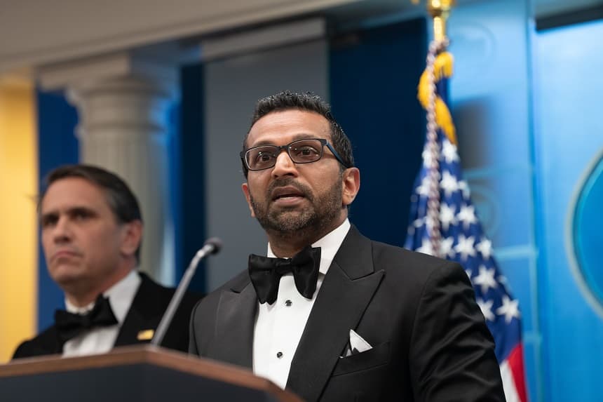 El director del FBI, Kash Patel, interviene durante una rueda de prensa en la sala Brady de la Casa Blanca el 25 de abril de 2026 en Washington, DC. (Andrew Leyden/Getty Images)