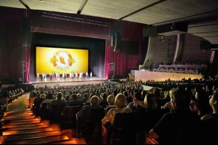 La compañía Shen Yun ofreció dos funciones en el Teatro Escenario GNP Seguros de Monterrey, México, el 25 de abril de 2026. La fotografía muestra a los artistas saludando al público tras la función de la tarde, entre los entusiastas aplausos. (Yu Lili/The Epoch Times)