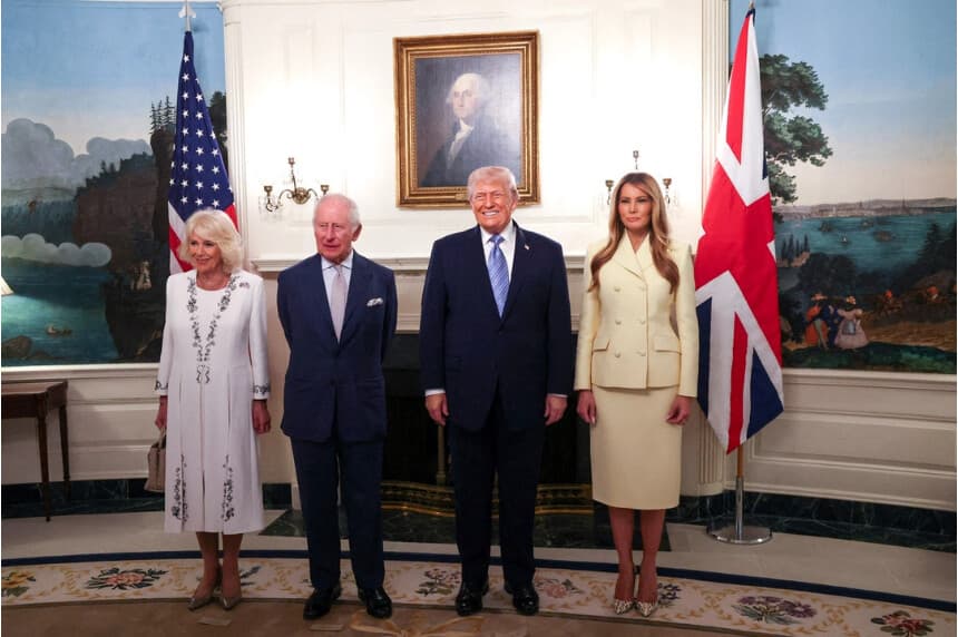(De izq. a der.) La reina Camila de Gran Bretaña, el rey Carlos III de Gran Bretaña, el presidente de Estados Unidos Donald Trump y la primera dama Melania Trump posan para fotografías durante su visita a la Casa Blanca el 27 de abril de 2026. (Suzanne Plunkett/POOL/AFP vía Getty Images)