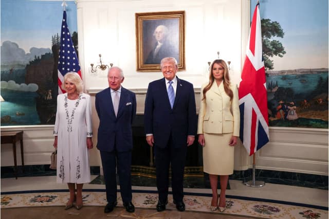 (De izq. a der.) La reina Camila de Gran Bretaña, el rey Carlos III de Gran Bretaña, el presidente de Estados Unidos Donald Trump y la primera dama Melania Trump posan para fotografías durante su visita a la Casa Blanca el 27 de abril de 2026. (Suzanne Plunkett/POOL/AFP vía Getty Images)