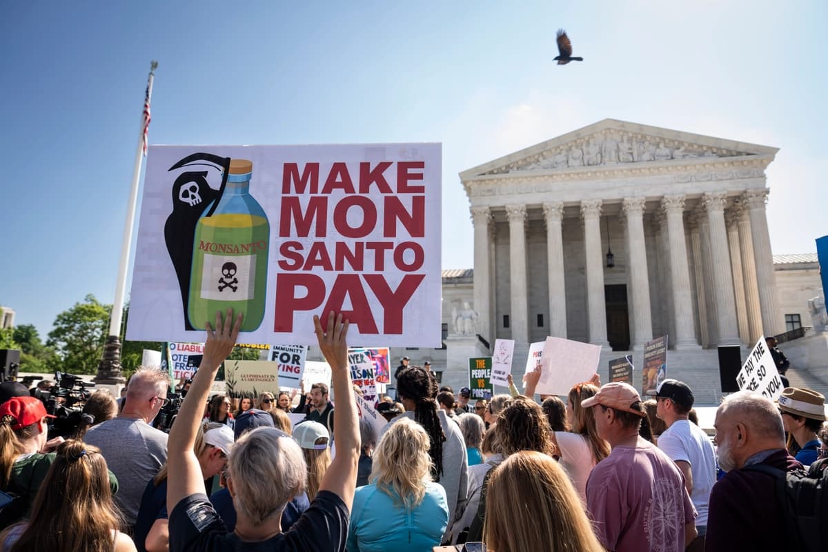 El 27 de abril de 2026, manifestantes participaron en una concentración bajo el lema "El pueblo contra el veneno" contra los pesticidas, mientras la Corte Suprema examinaba un caso de responsabilidad civil relacionado con pesticidas en Washington. (Madalina Kilroy/The Epoch Times).