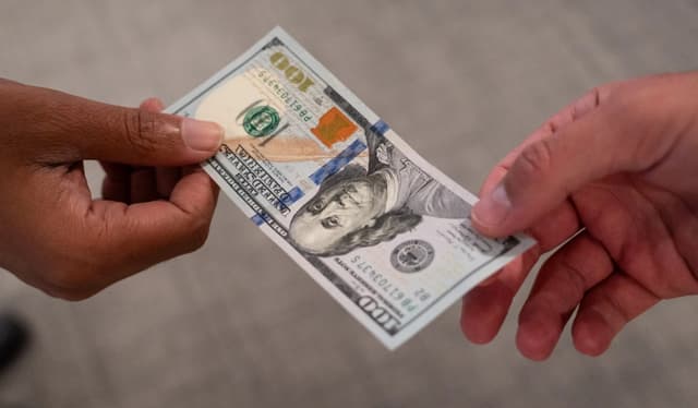 Billetes de dólar estadounidense en Washington, el 13 de noviembre de 2025. (Madalina Kilroy/The Epoch Times)