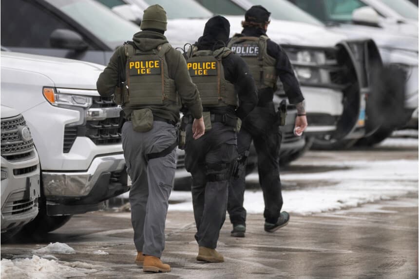 Una imagen sin fecha de oficiales de ICE durante la Operación Metro Surge en Minnesota. (John Moore/Getty Images)