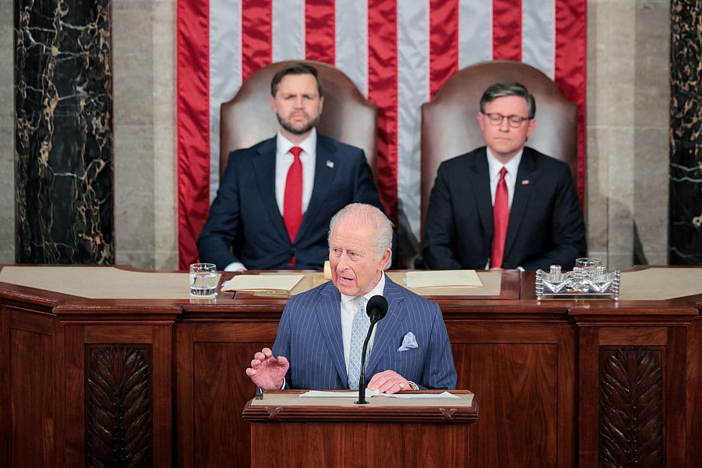 El rey Carlos III se dirige a una sesión conjunta del Congreso mientras el vicepresidente de EE. UU., JD Vance, y el presidente de la Cámara de Representantes, Mike Johnson (R-La.), observan en el Capitolio de EE. UU. el 28 de abril de 2026 en Washington, D. C. (Foto de Chip Somodevilla/Getty Images)