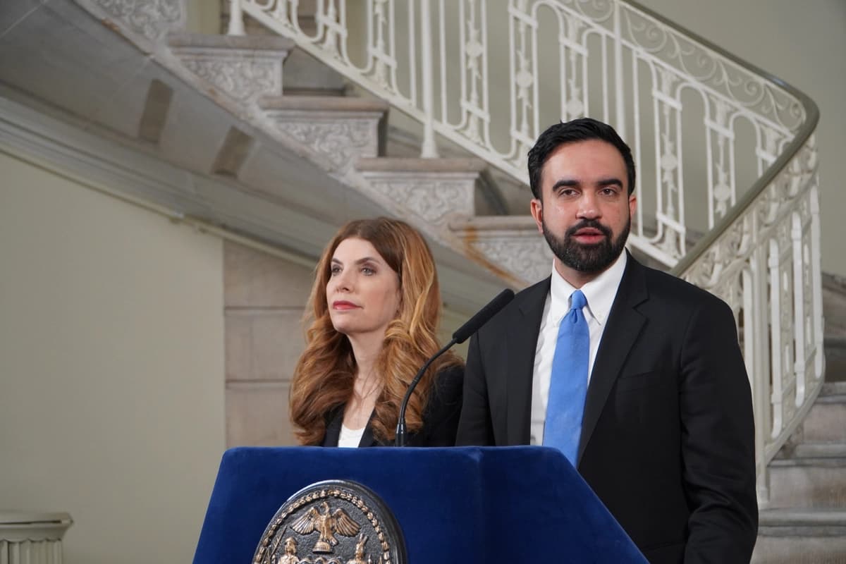 El alcalde de la ciudad de Nueva York, Zohran Mamdani, y la presidenta del Consejo Municipal, Julie Menin, hablan en el Ayuntamiento de Nueva York el 28 de abril de 2026. (Nicholas Zifcak/The Epoch Times).