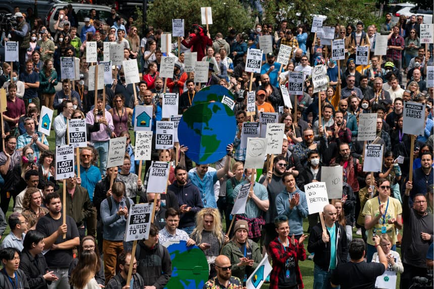 Empleados y simpatizantes de Amazon se reúnen durante una manifestación contra los despidos, la obligación de regresar a la oficina y el impacto ambiental de la compañía, frente a la sede de Amazon en Seattle, Washington, el 31 de mayo de 2023. (David Ryder/Getty Images).