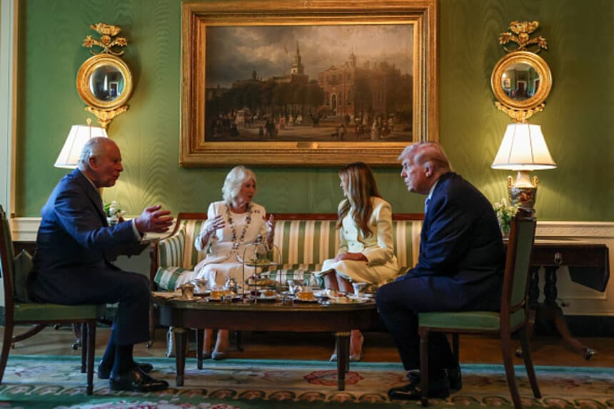 El presidente Donald Trump y la primera dama Melania Trump reciben al rey Carlos III y a la reina Camilla para el té en la Casa Blanca, el 27 de abril de 2026 en Washington, D.C., durante el inicio de su visita de Estado. El viaje incluye paradas en Nueva York y Virginia por el 250.º aniversario de la independencia de EE. UU. (Suzanne Plunkett-Pool/Getty Images).