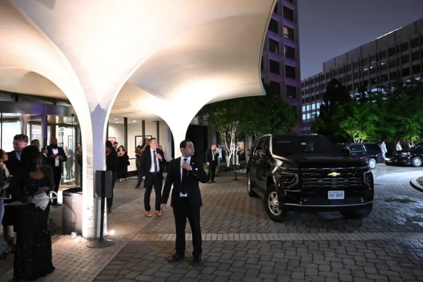 Agentes del Servicio Secreto e invitados esperan fuera del Washington Hilton tras un incidente de seguridad. (Alex WROBLEWSKI / AFP vía Getty Images).