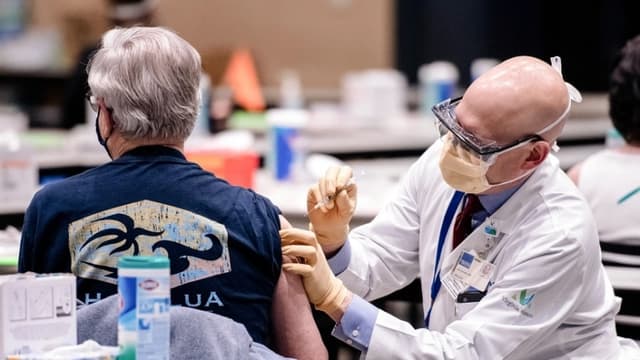 FDA detectó problemas de seguridad en vacunas contra COVID poco después de su lanzamiento: registros