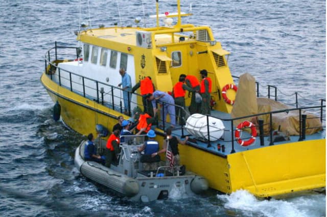 Imagen Ilustrativa: Marineros del crucero USS Vicksburg (CG 69) trasladan una lancha RHIB junto a una patrullera iraní durante la repatriación de seis marineros iraníes, rescatados tras una avería en el Golfo Arábigo, el 15 de agosto de 2004. (Marina de EE. UU. vía Getty Images).