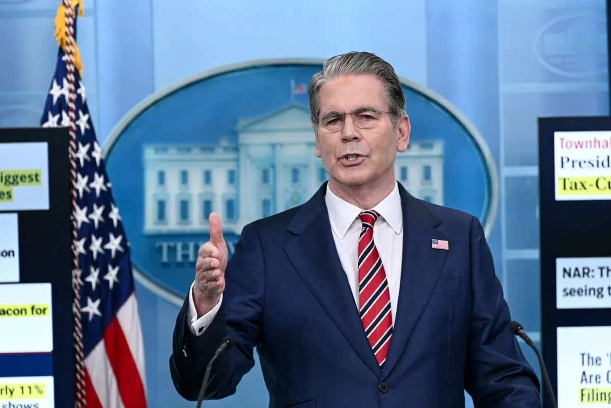 El secretario del Tesoro de EE. UU., Scott Bessent, habla durante una rueda de prensa en la sala Brady de la Casa Blanca el 15 de abril de 2026. (Brendan Smialowski/AFP vía Getty Images)