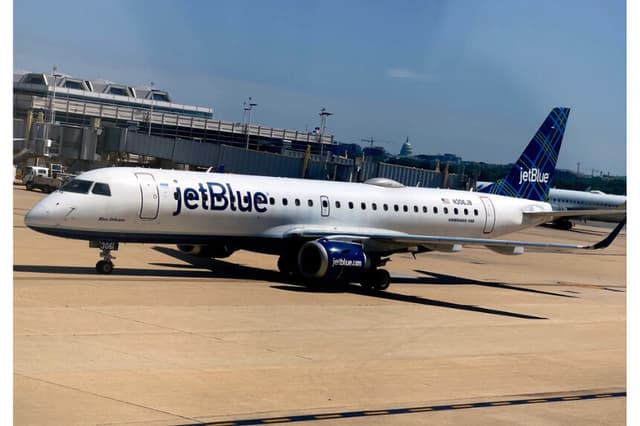 Un taxi JetBlue Embraer 190 en la pista del Aeropuerto Nacional Ronald Reagan de Washington en Arlington, Virginia, el 29 de junio de 2021. (Daniel Slim/AFP vía Getty Images)