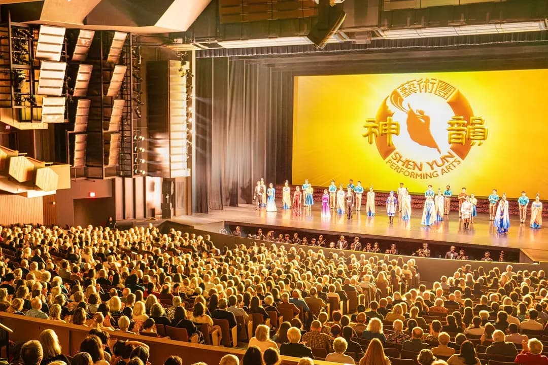 Artistas de Shen Yun saludan al público en el Queen Elizabeth Theatre de Vancouver, Canadá, en abril de 2026. (The Epoch Times)