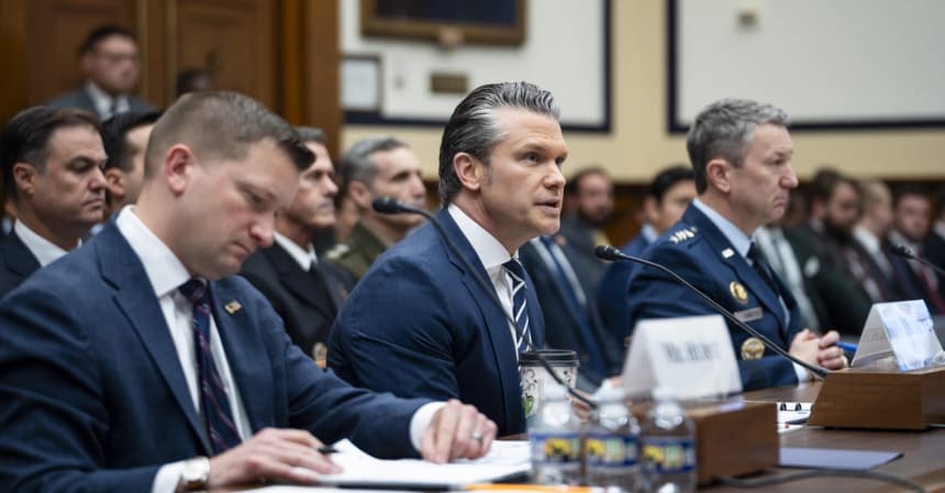 El contralor interino del Pentágono, Jules Hurst (izquierda), el secretario de Guerra, Pete Hegseth (centro), y el presidente del Estado Mayor Conjunto, general Dan Caine (derecha), testifican en el Capitolio en Washington, el 29 de abril de 2026. (Madalina Kilroy/The Epoch Times)