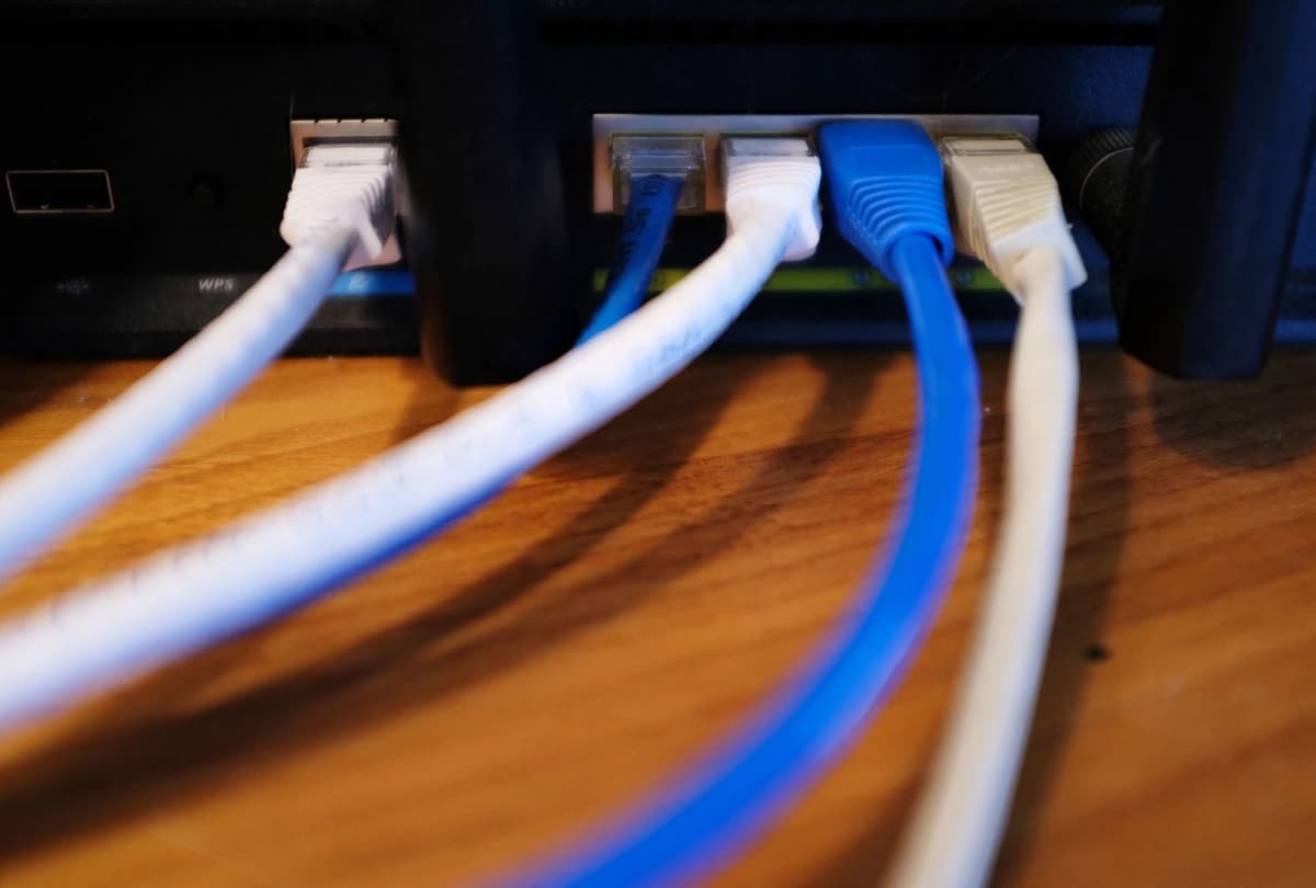 Cables Ethernet que salen de la parte posterior de un enrutador inalámbrico en Washington el 21 de marzo de 2019. (Mandel Ngan/AFP vía Getty Images)