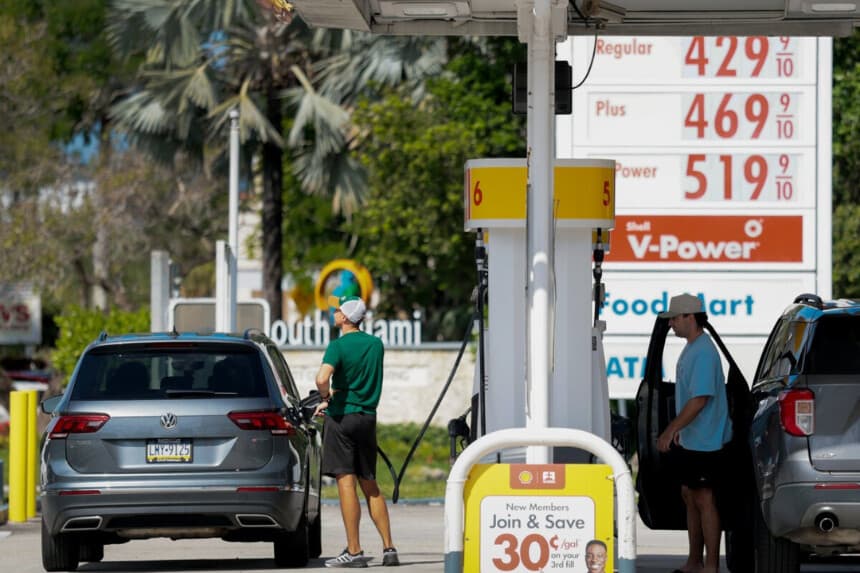 Los precios de la gasolina se muestran en un cartel mientras los clientes repostan sus vehículos en una gasolinera de Miami, Florida, el 13 de abril de 2026. (Joe Raedle/Getty Images).